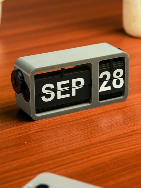 FlipFrame Desk Calendar